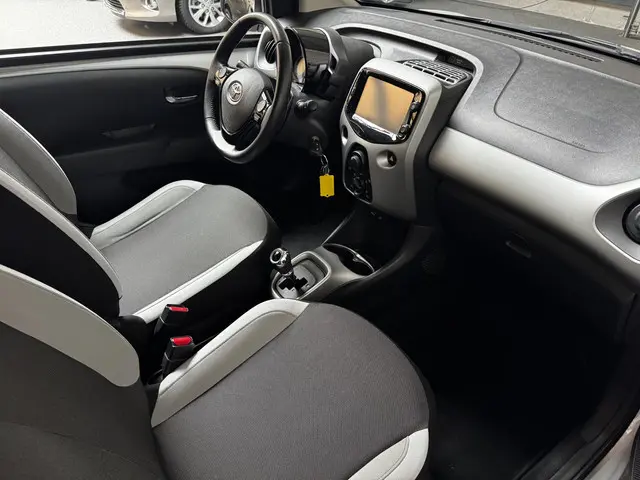 Toyota Aygo 1.0 VVT-i x-play automaat 2017 Benzine 13