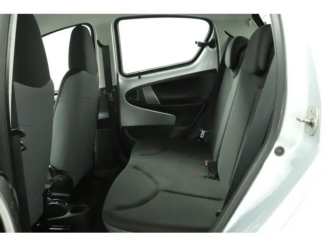 Toyota Aygo 1.0 VVT-i Now 2014 Benzine 17