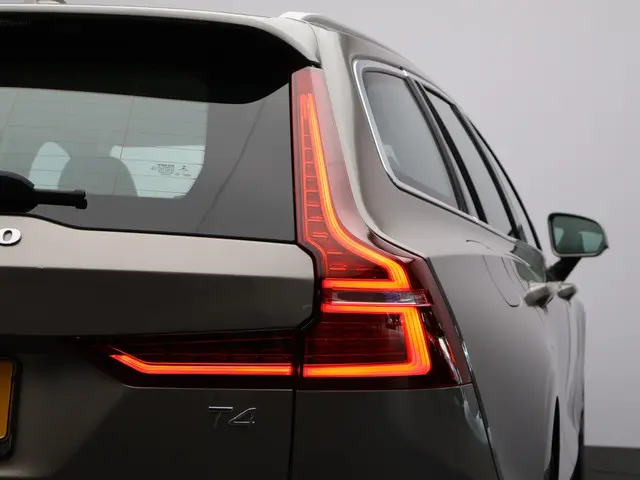 Volvo V60 2.0 T4 Momentum Pro 2020 Benzine 14