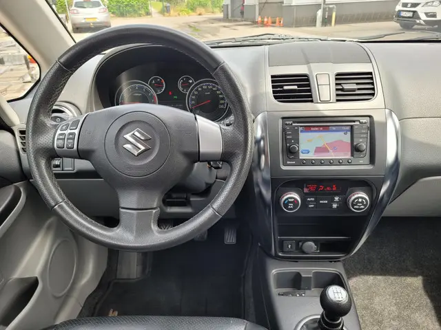 Suzuki SX4 1.6 Executive 2013 Benzine 27