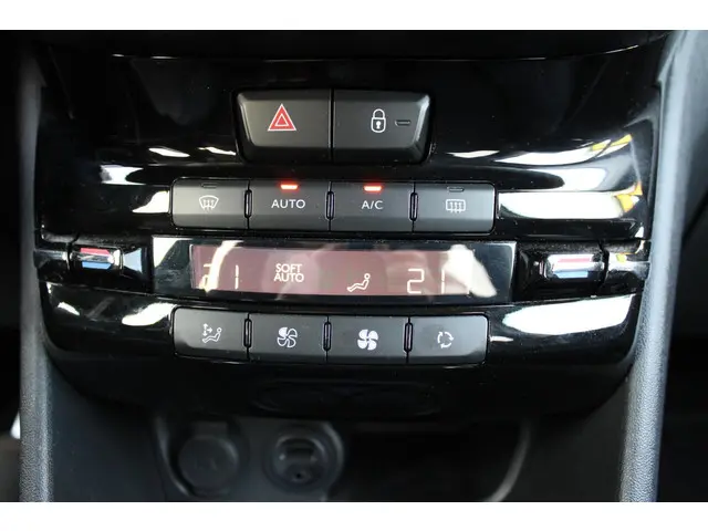 Peugeot 208 1.2 PureTech 110 Pk GT-line 2018 Benzine 24