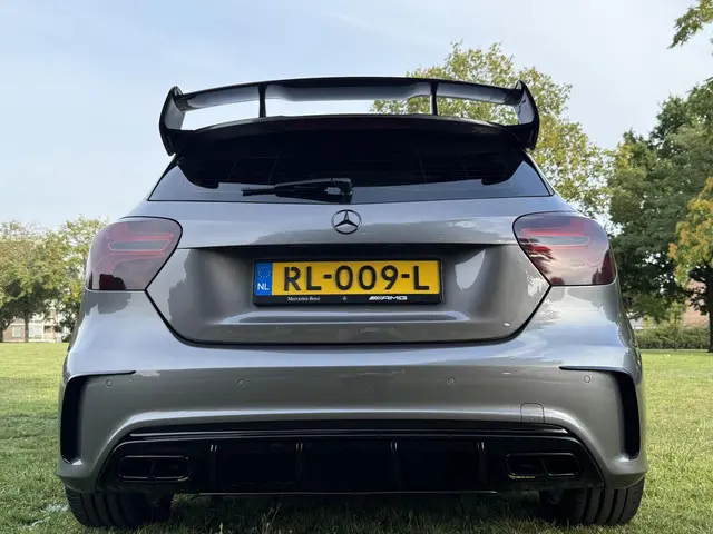 Mercedes-Benz A-Klasse AMG 45 4MATIC 2016 Benzine 32
