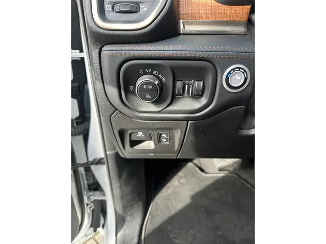 Dodge Ram 1500 5.7 V8 4x4 Crew Cab Longhorn 2021 LPG/Gas 8