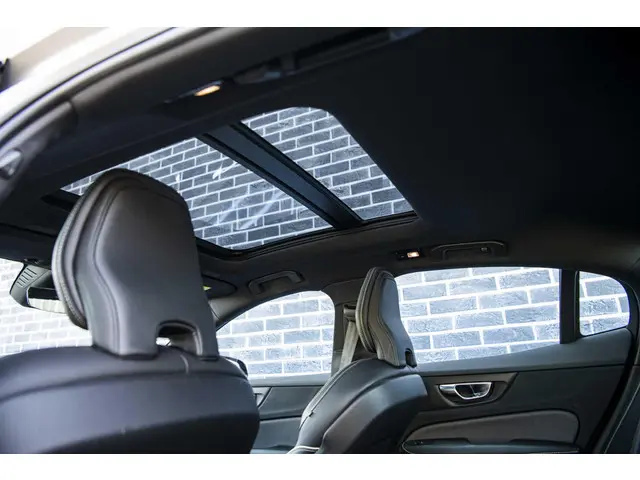 Volvo S60 2.0 B4 Plus Dark 2023 Benzine 35
