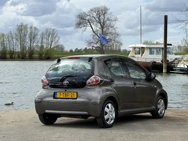 Toyota Aygo 1.0 VVT-i Now 2014 Benzine 6