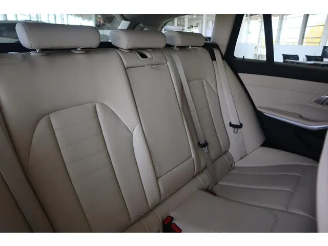 BMW 3 Serie Touring 320i 2020 Benzine 9