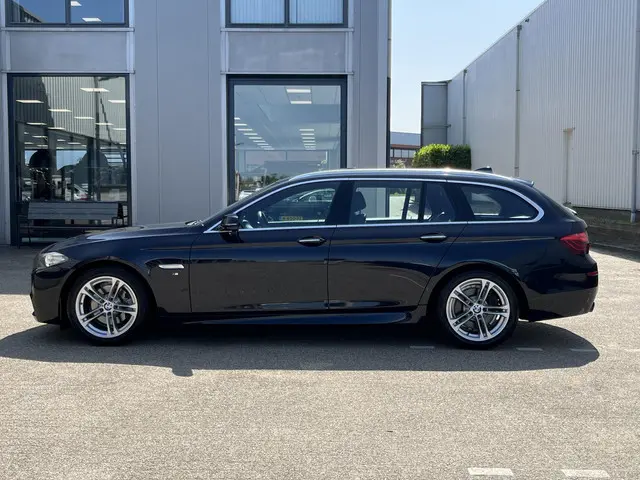 BMW 5 Serie Touring 520i High Executive 2015 Benzine 13