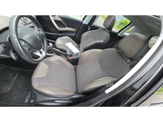Peugeot 2008 1.2 VTi Allure Pack Premium Plus 2014 Benzine 19