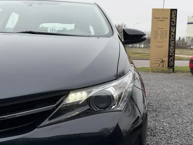 Toyota Auris 1.8 Hybrid Executive 2013 Hybride Benzine 37