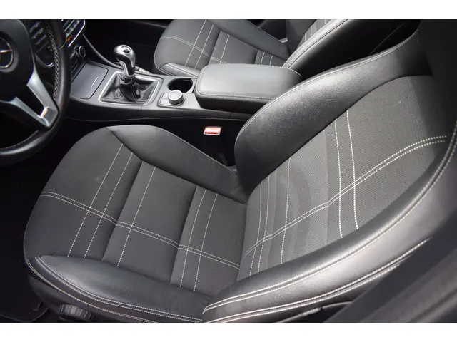 Mercedes-Benz GLA 180 Prestige 2015 Benzine 45