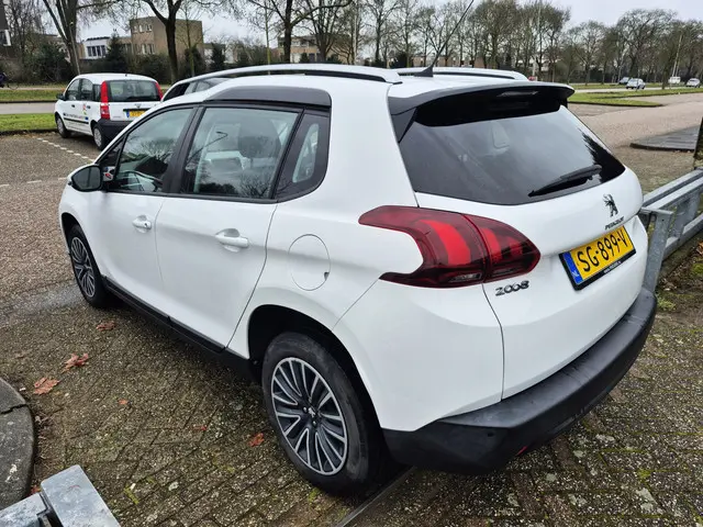 Peugeot 2008 1.2 PureTech Blue Lion 2018 Benzine 5