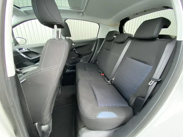 Peugeot 208 1.2 VTi Allure 2013 Benzine 6