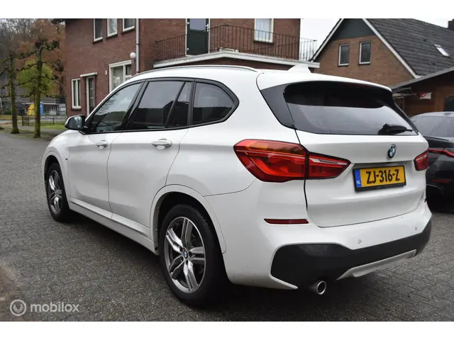 BMW X1 sDrive18i aut High Exe M Sport voll 2018 Benzine 2