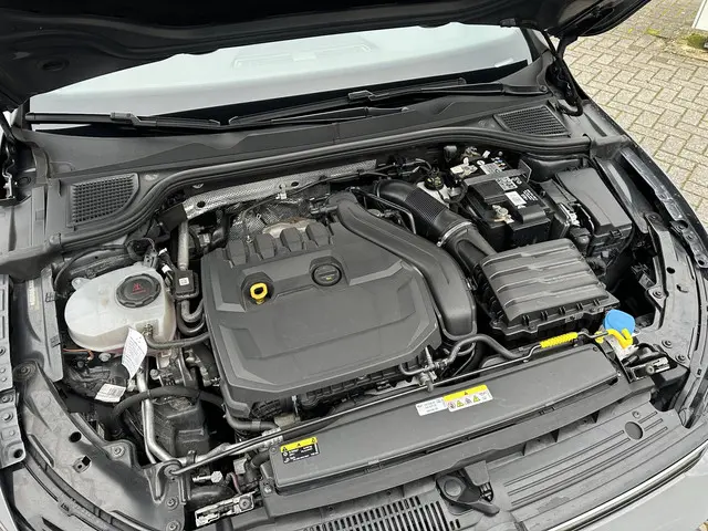 Volkswagen Golf 1.5 eTSI 150PK DSG Style 2023 Benzine 36