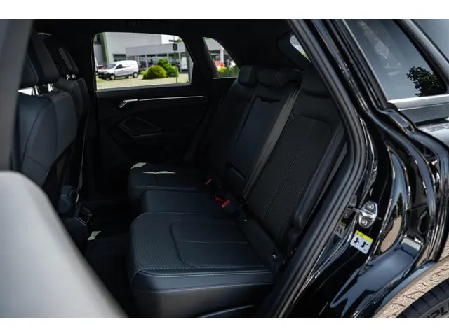 Audi Q3 45 TFSI e S edition 2022 Hybride Benzine 26