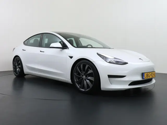 Tesla Model 3 2