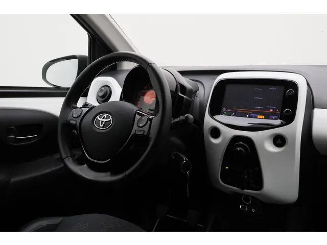 Toyota Aygo 1.0 VVT-i x-wave Cabrio 2015 Benzine 24