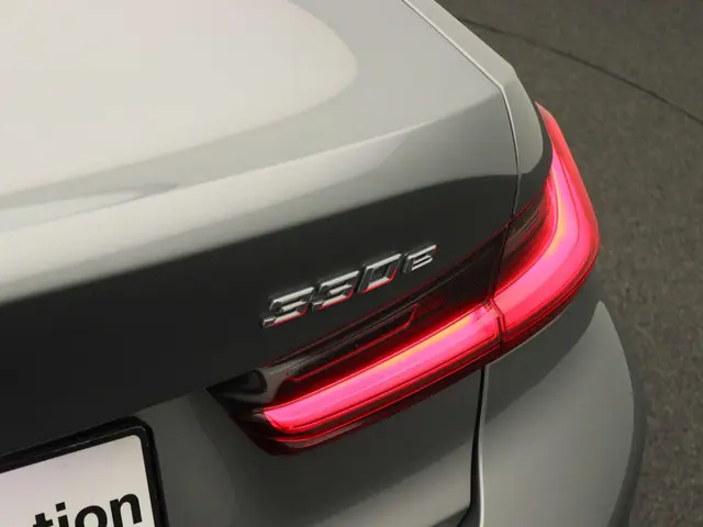 BMW 3 Serie Sedan 330e 2024 Hybride Benzine 33