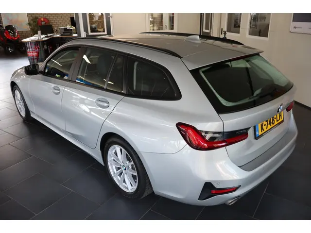 BMW 3 Serie Touring 318i Executive Edition 2021 Benzine 8
