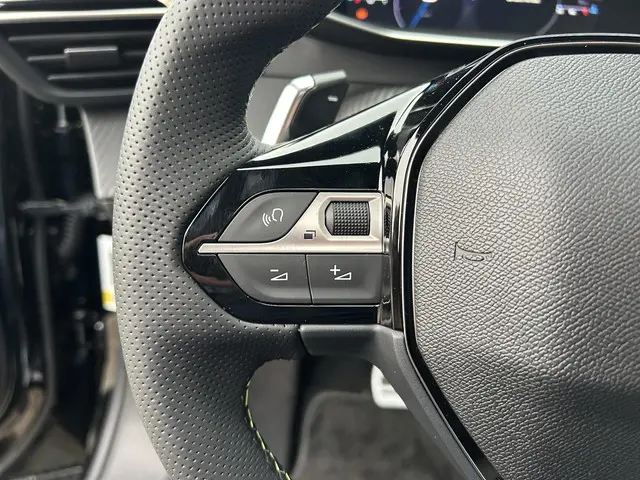 Peugeot 2008 1.2 Hybrid 145 PK GT 2025 Hybride Benzine 33