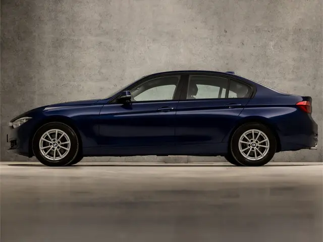 BMW 3 Serie 318i Executive Sportline 2017 Benzine 2