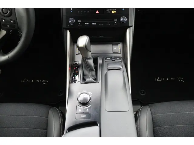Lexus IS 300h 25th Edition 2013 Hybride Benzine 24