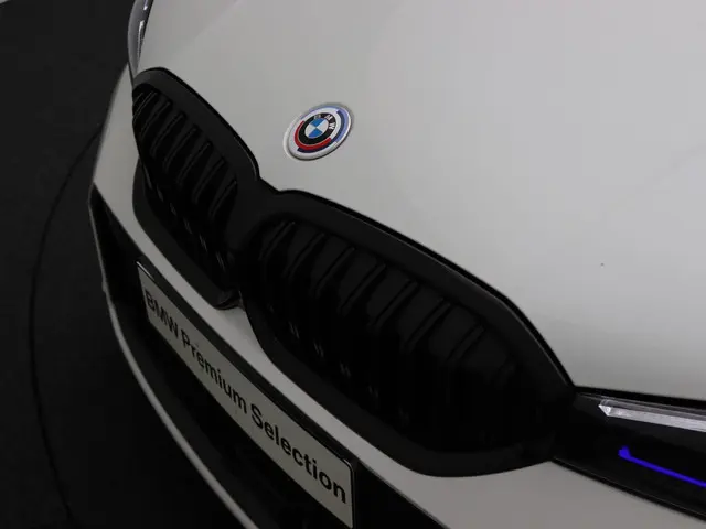 BMW 3 Serie Sedan 330e 2023 Hybride Benzine 6