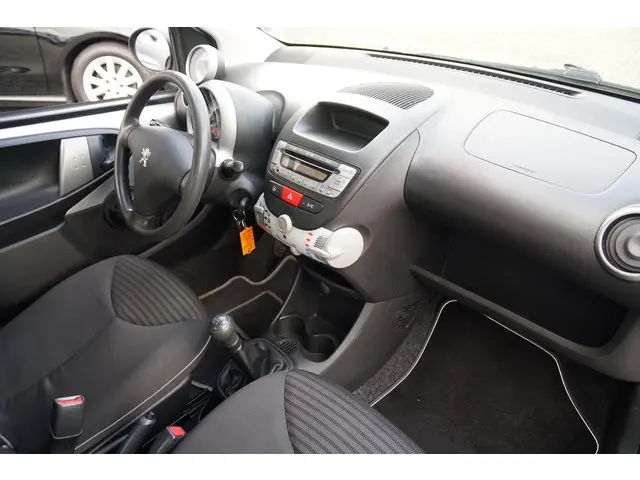 Peugeot 107 1.0 2013 Benzine 7