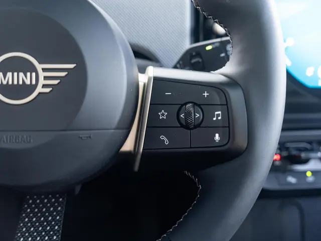 MINI 5-Deurs Cooper C Favoured 2025 Benzine 22