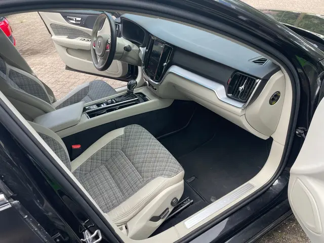 Volvo V60 2.0 T4 Momentum Pro 2019 Benzine 11