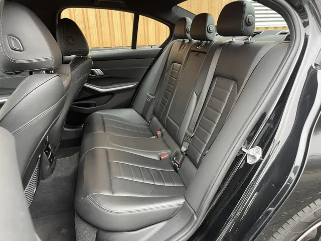 BMW 3 Serie 318i High Executive Edition 2021 Benzine 29