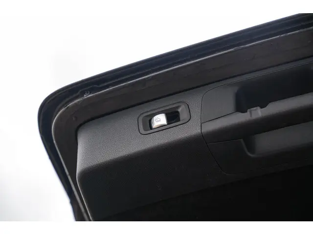 Mercedes-Benz E-Klasse E300 de 2022 Hybride Diesel 31