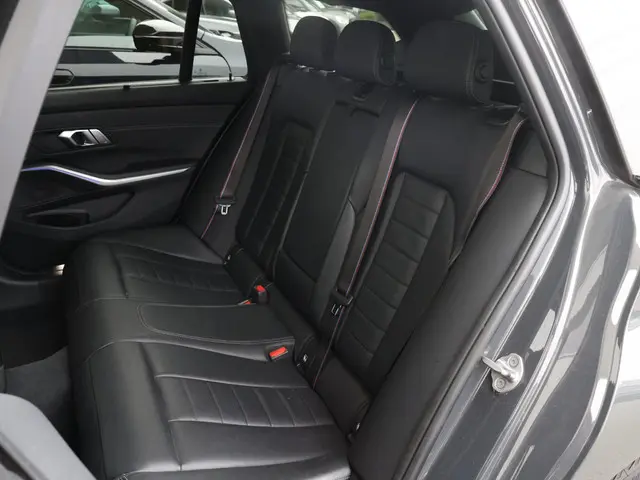 BMW 3 Serie Touring 330i High Executive 2021 Benzine 55