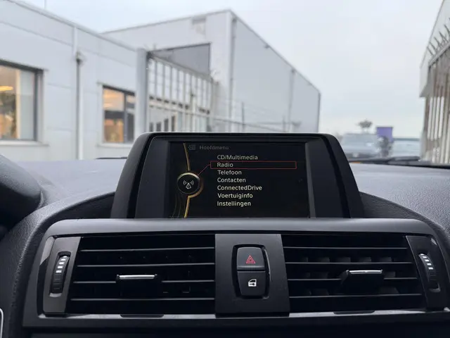 BMW 1 Serie 116i High Executive 2014 Benzine 16