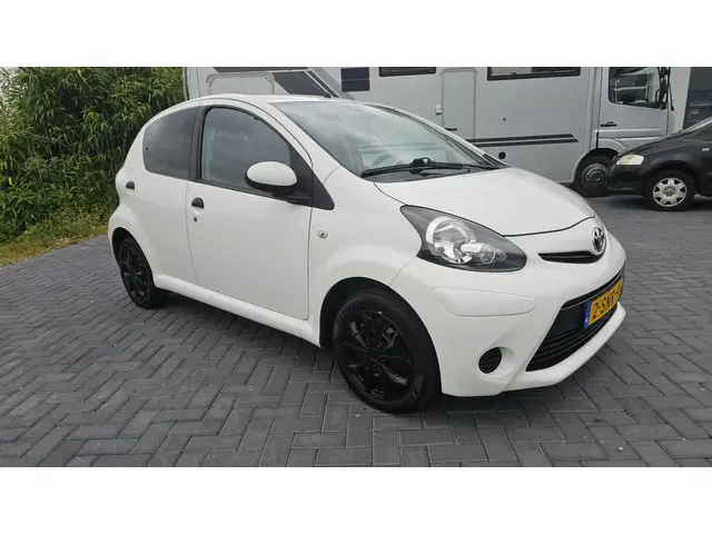 Toyota Aygo 1.0 VVT-i Now AIRCO 2013! 2013 Benzine 4
