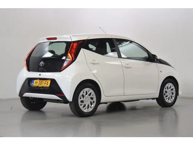 Toyota Aygo 1.0 VVT-i X-play 2020 Benzine 2