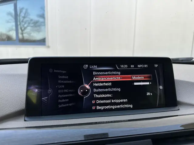 BMW 3 Serie 320i Executive 2013 Benzine 27