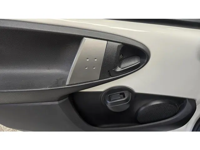 Peugeot 107 1.0 Active 2012 Benzine 12