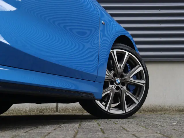 BMW 1 Serie 5-deurs M135i xDrive 2019 Benzine 7