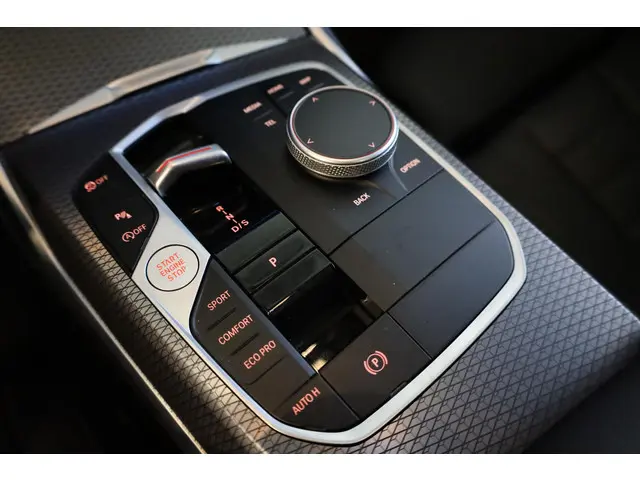 BMW 3 Serie Touring 318i 2024 Benzine 17