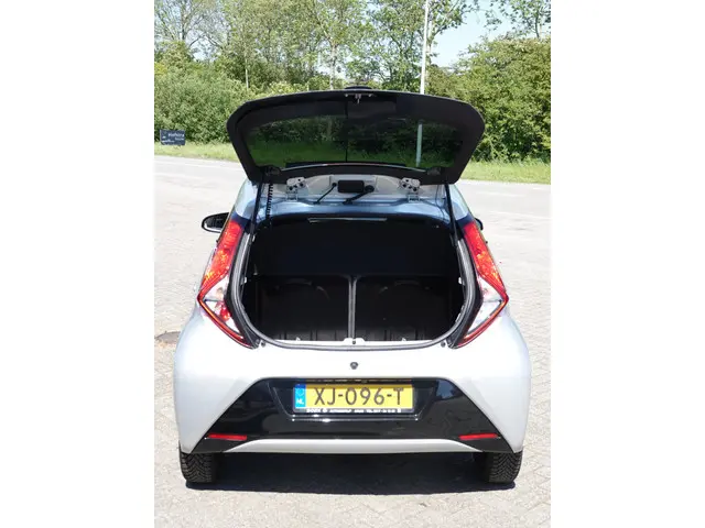 Toyota Aygo 1.0 VVT-i x-first 2019 Benzine 10