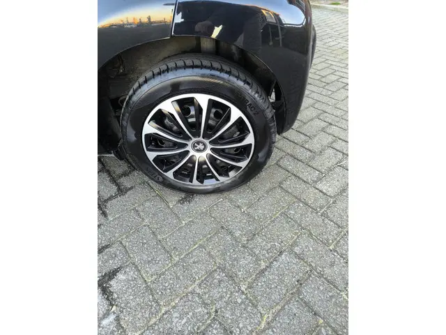 Peugeot 107 1.0 Envy 2013 Benzine 14