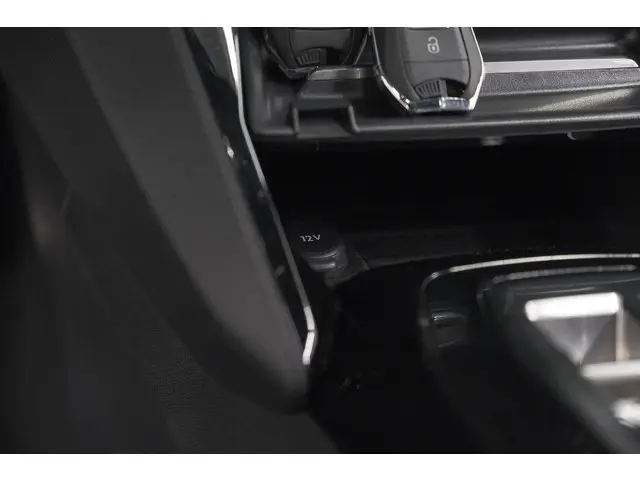 Peugeot 208 Hybrid 136 e-DCS6 GT 2024 Hybride Benzine 47