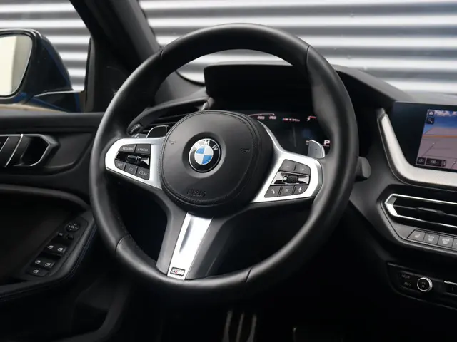 BMW 1 Serie 5-deurs M135i xDrive 2019 Benzine 34