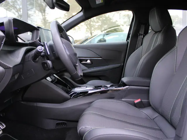 Peugeot 208 Hybrid 136 e-DCS6 GT 2024 Hybride Benzine 13