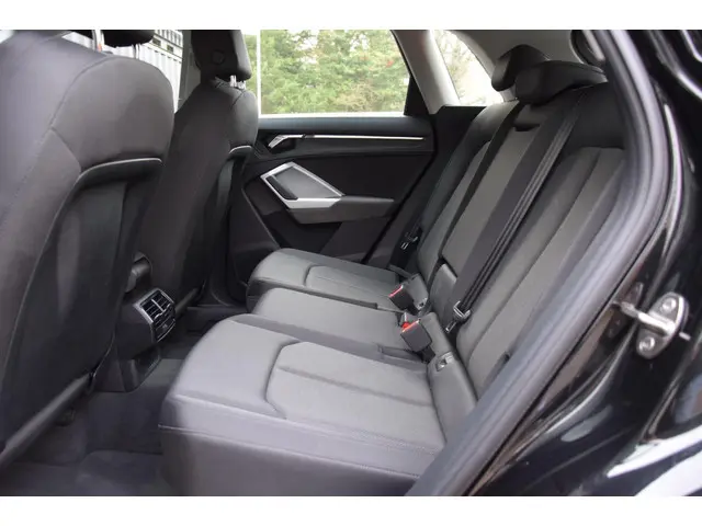 Audi Q3 45 TFSI e edition 2022 Hybride Benzine 10