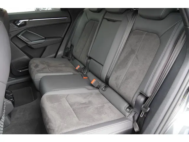 Audi Q3 45 TFSI e S edition 2021 Hybride Benzine 8
