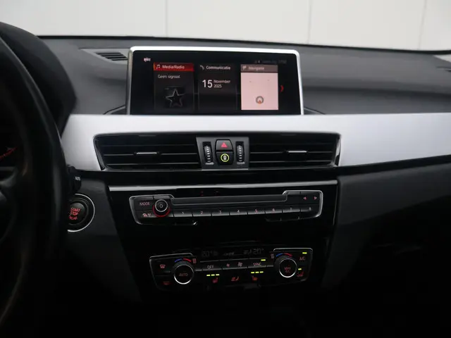 BMW X1 sDrive20i High Executive 2020 Benzine 28