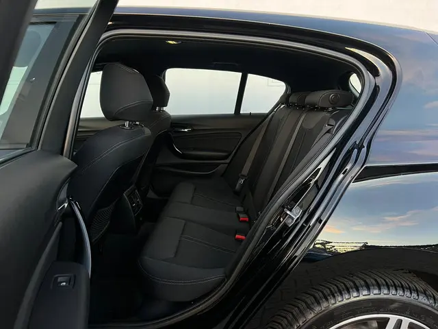 BMW 1 Serie 118i Sport Line Edition 2019 Benzine 14