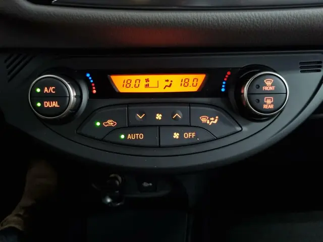 Toyota Yaris 1.3 VVT-i Dynamic Bi-Tone 2016 Benzine 32
